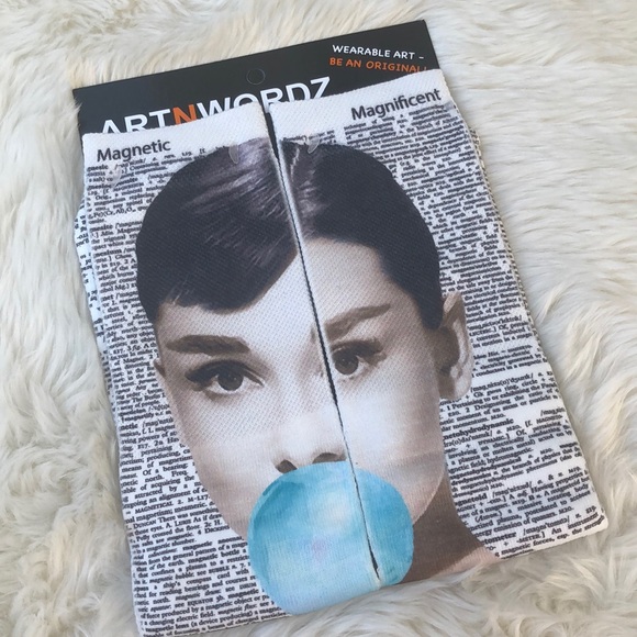 Audrey Hepburn ARTNWORDZ Wearable Art socks - Picture 4 of 8